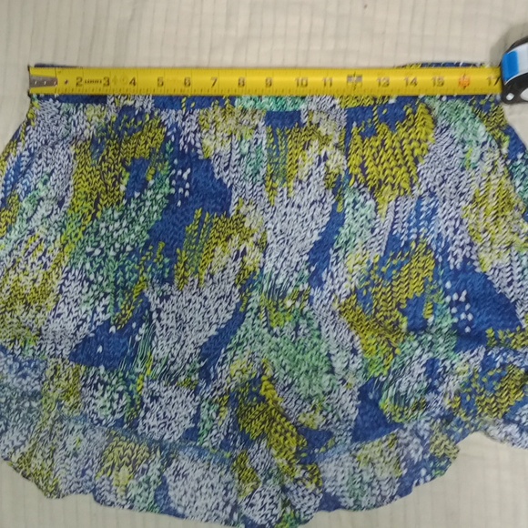 Multicolor Patterned Shorts - Picture 7 of 8